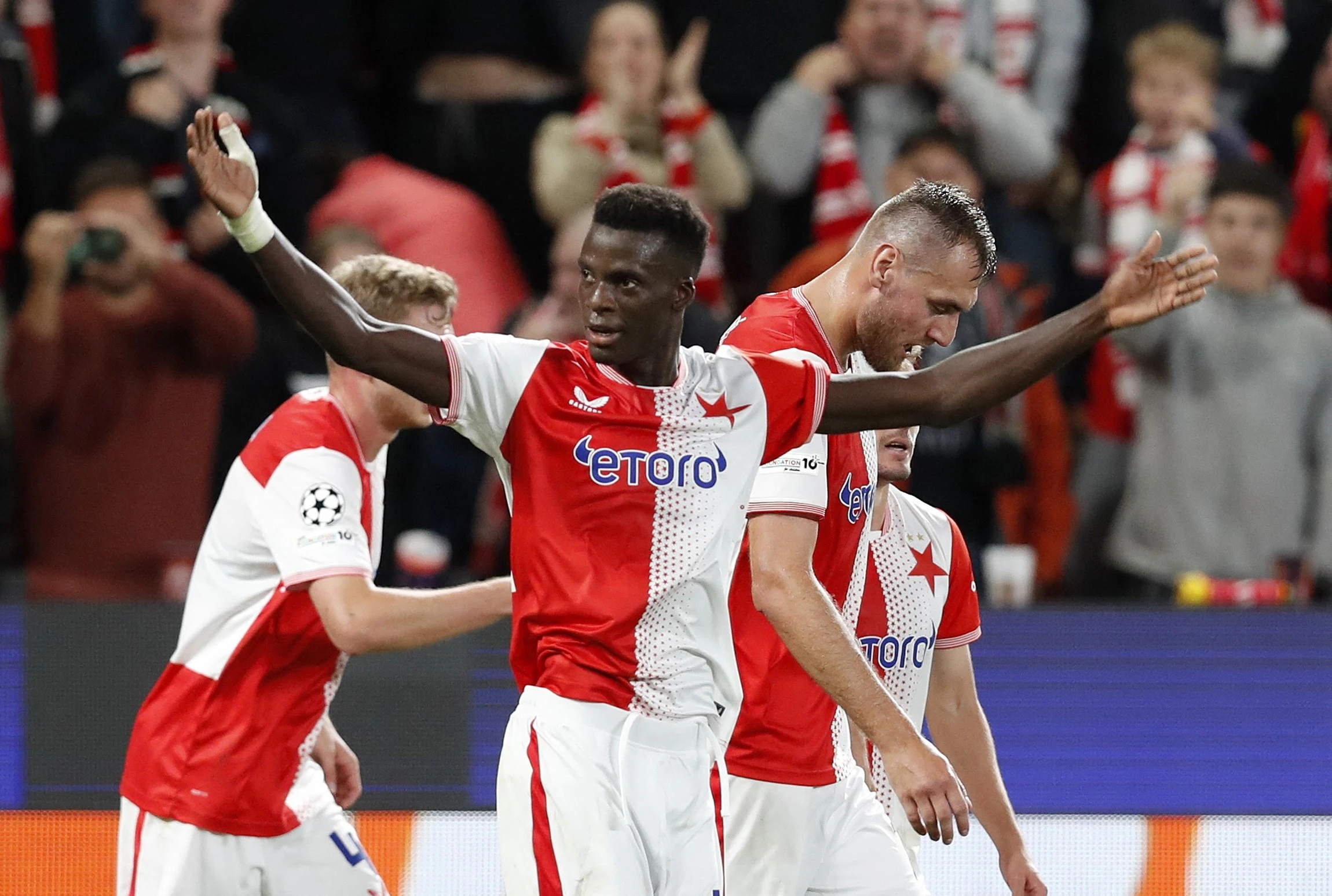 Cầu thủ vô danh lập cú đúp Champions League, vẫn 'lép vế' Xuân Son