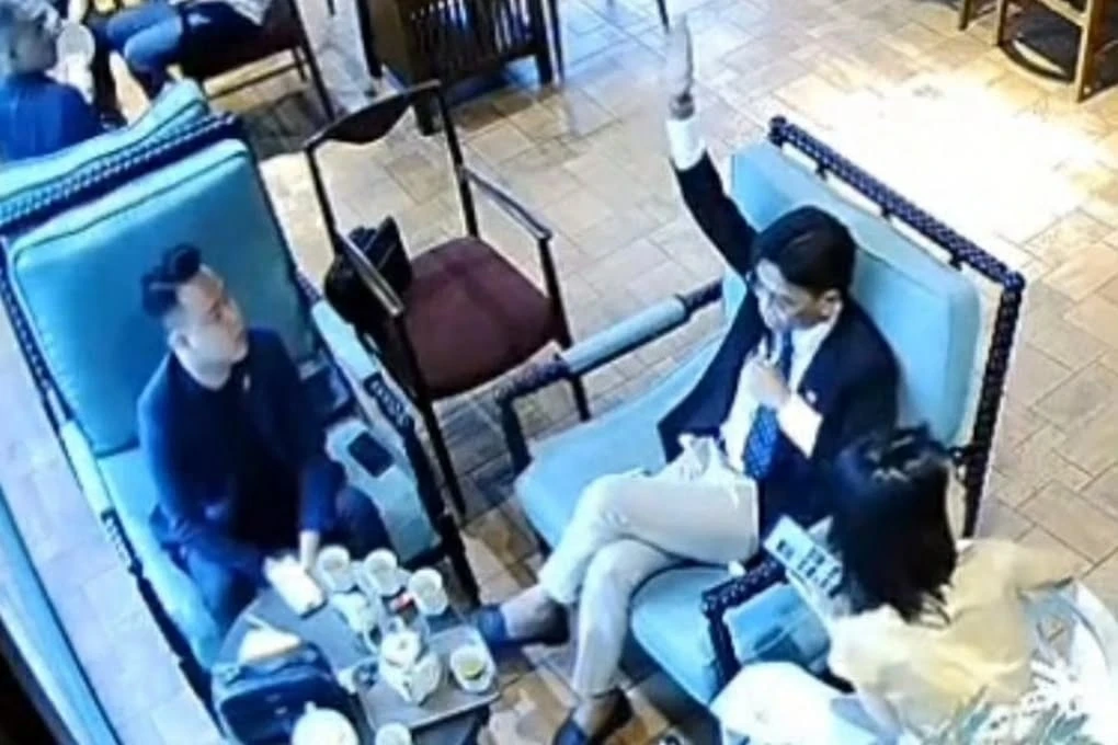 Chân dung 'tổng tài' ra hiệu đánh người ở quán cà phê Times City