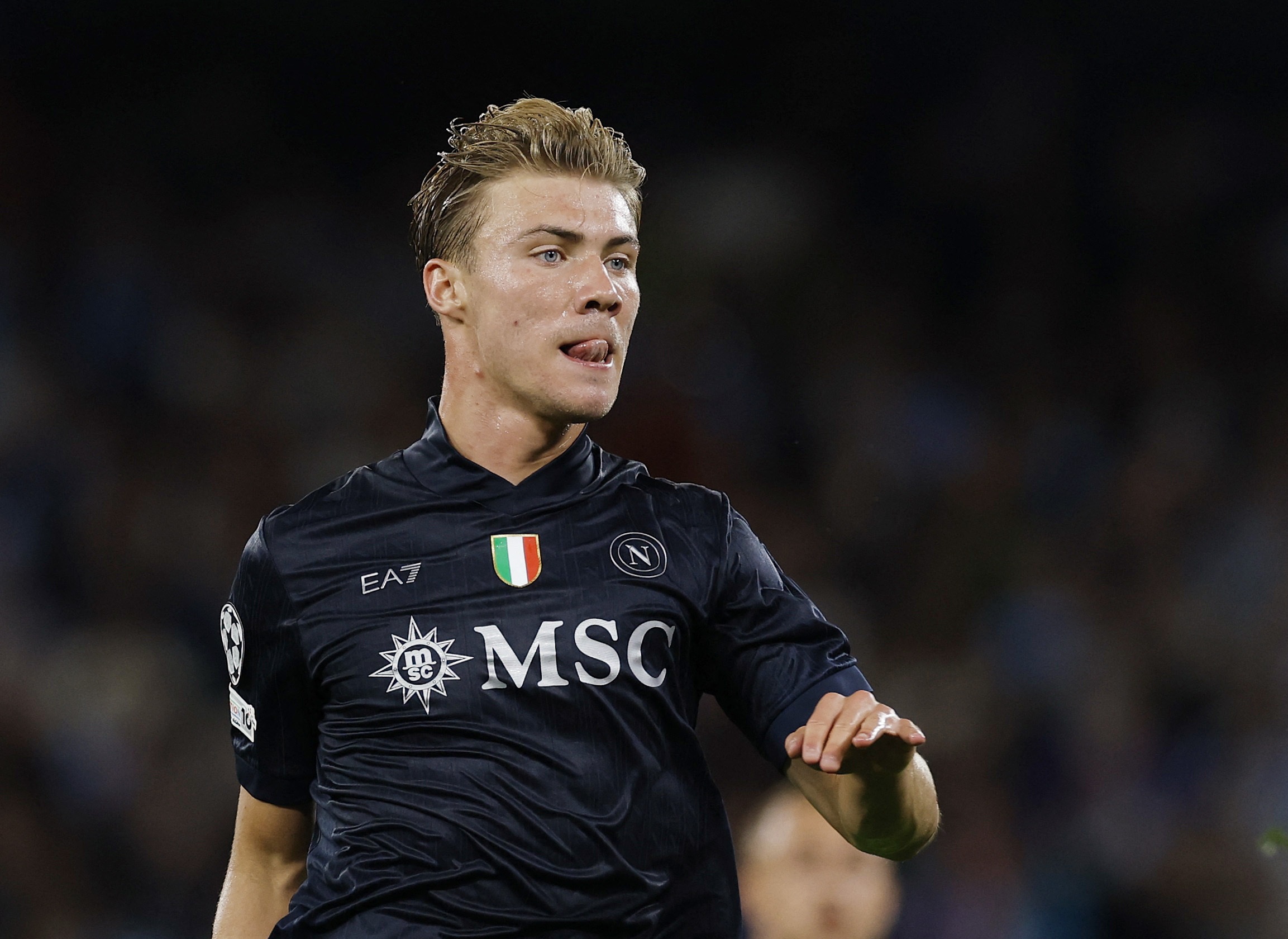 Hojlund 'tàng hình' trước Man City