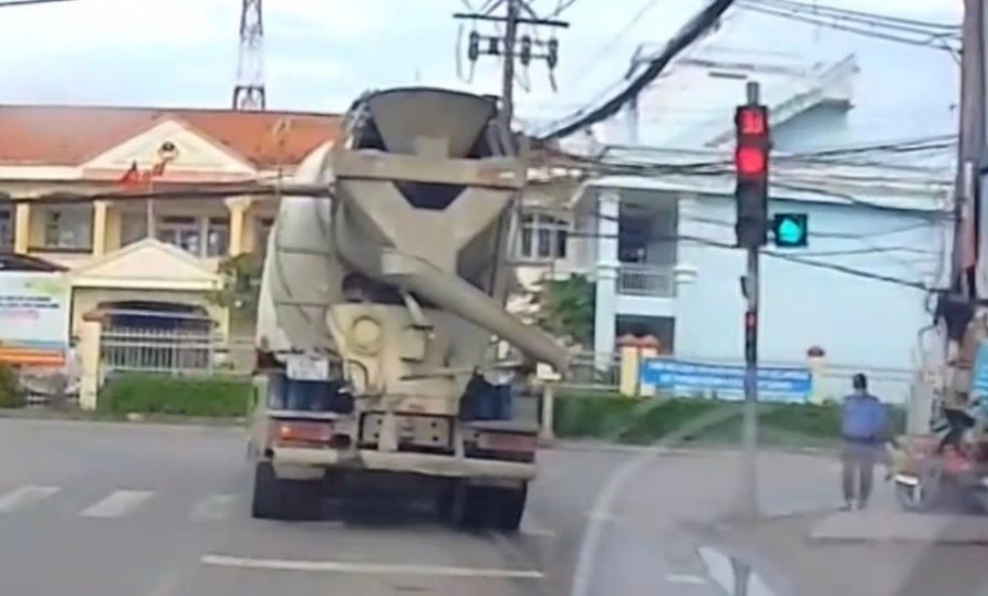 Tài xế xe bồn vượt đèn đỏ ở TP.HCM bị phạt gần 20 triệu