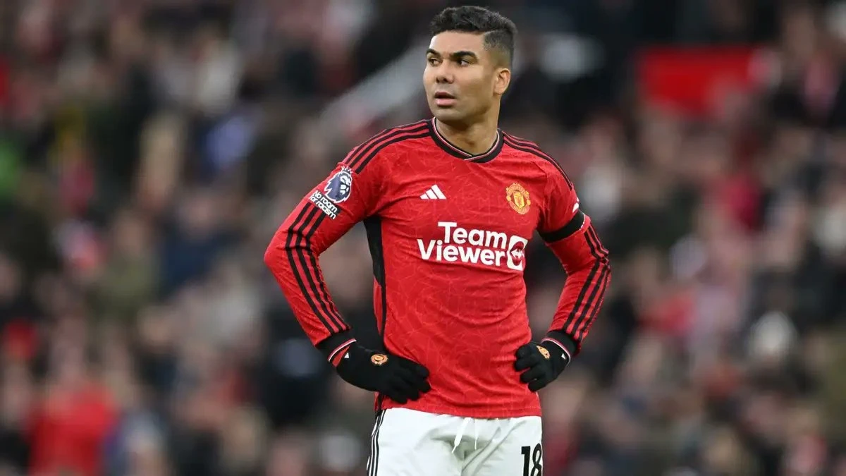 Vì sao Casemiro liên tục dính thẻ đỏ ở MU?