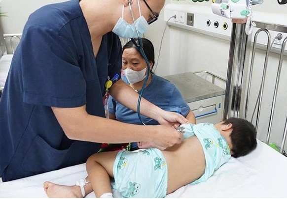 Bị ong đốt hơn 80 vết, bé trai 3 tuổi tử vong