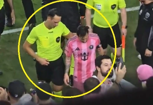 Khoảnh khắc gây phẫn nộ của trọng tài và Messi