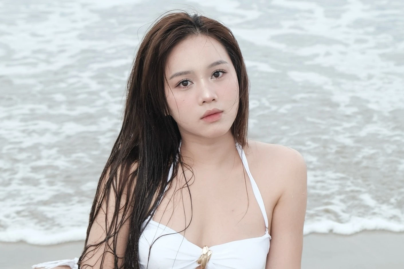 Bạn gái tiền đạo tuyển Việt Nam gây chú ý với loạt ảnh bikini