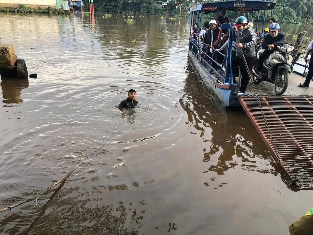 Thanh niên lao xuống sông cứu học sinh