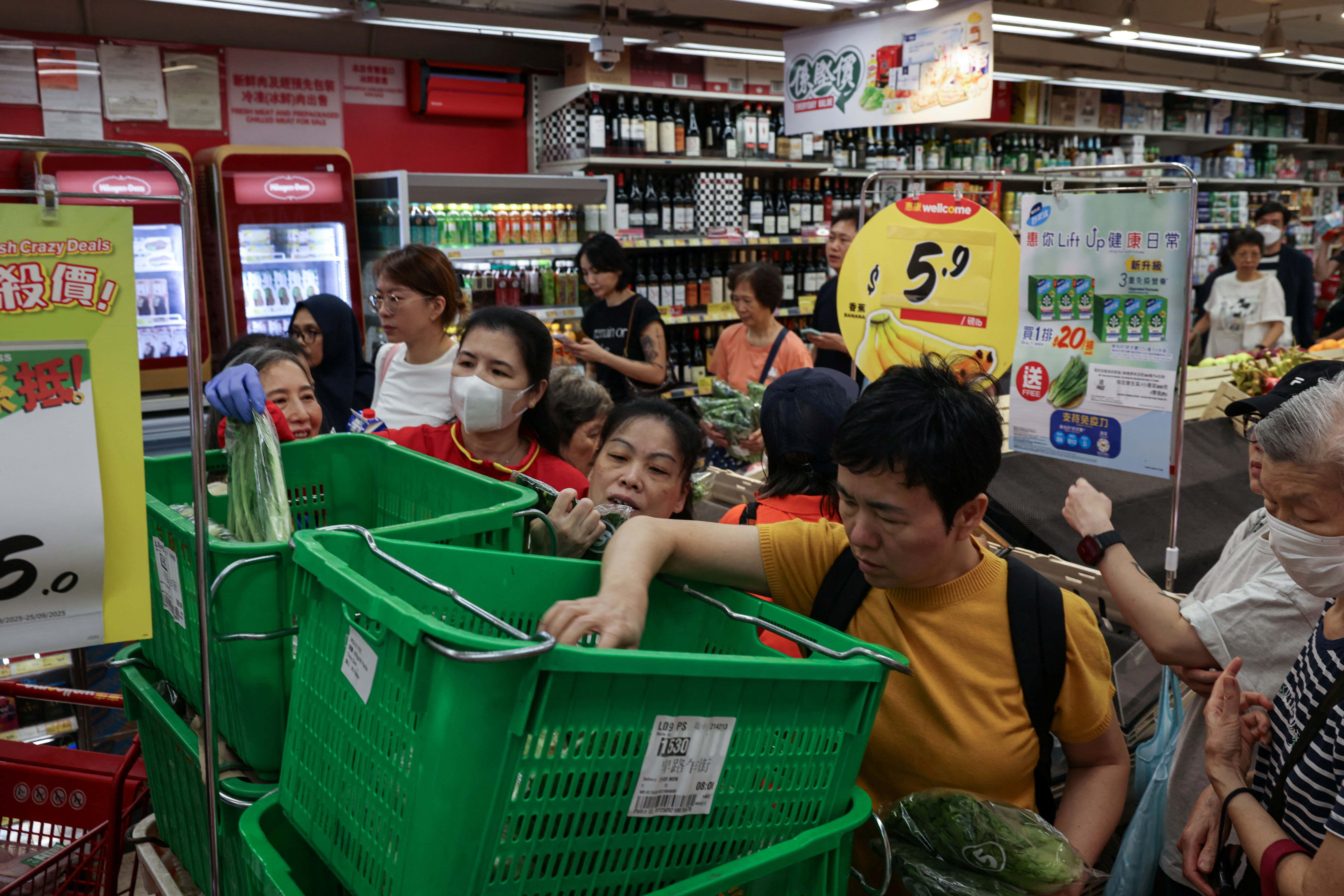 Hong Kong 'cháy' hàng siêu thị, giá rau tăng gấp 3 vì bão Ragasa