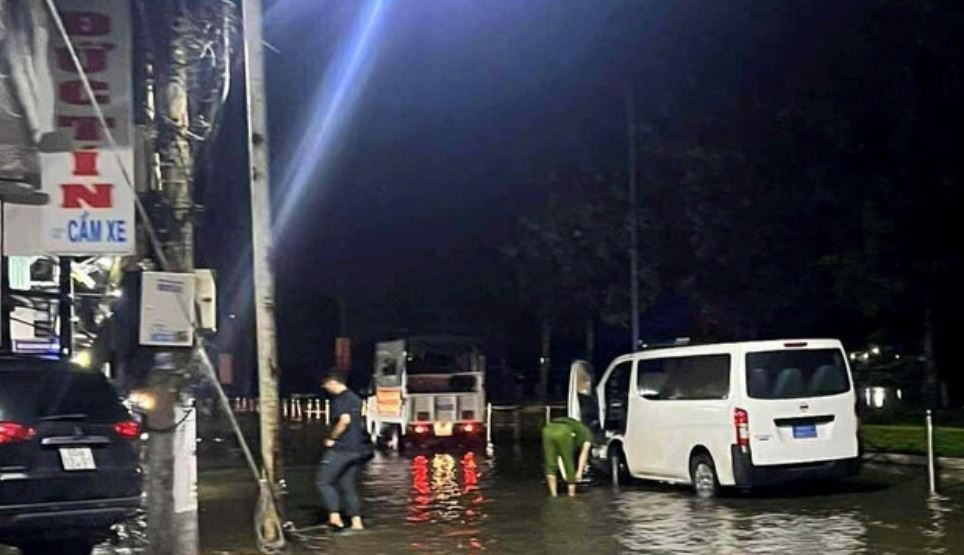 Hai trẻ bị điện giật tử vong khi triều cường lên cao
