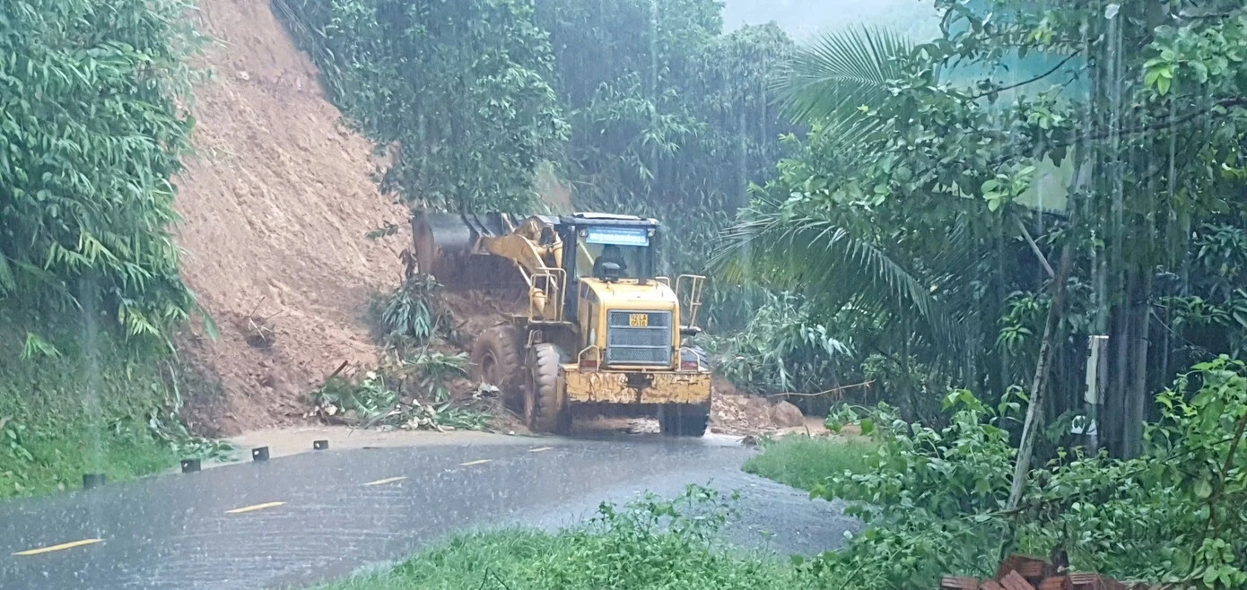 Mưa như trút, Đà Nẵng khẩn cấp di dời dân vùng sạt lở Trà Leng