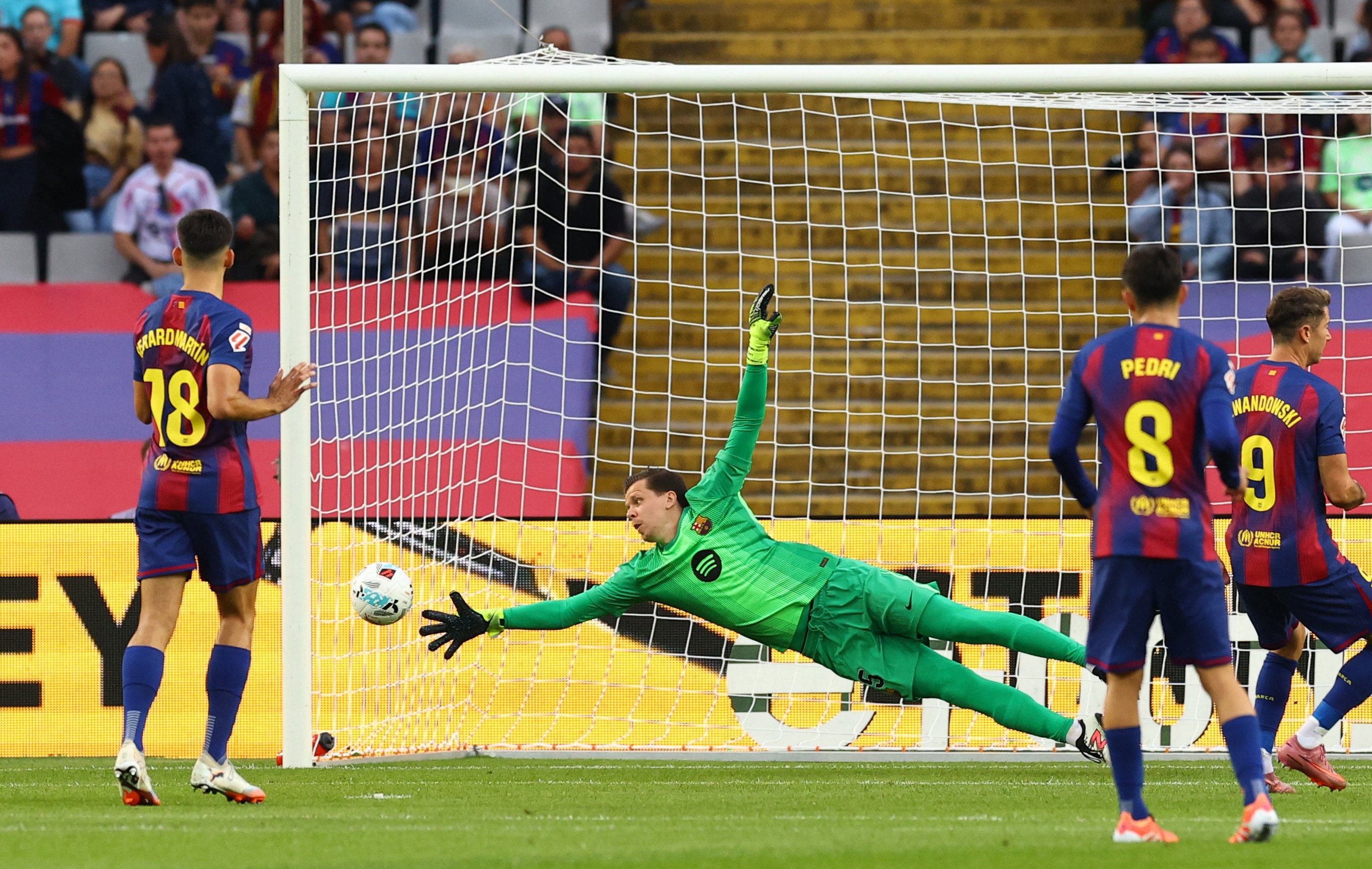 Barca thua, nhưng Szczesny vẫn ngẩng cao đầu