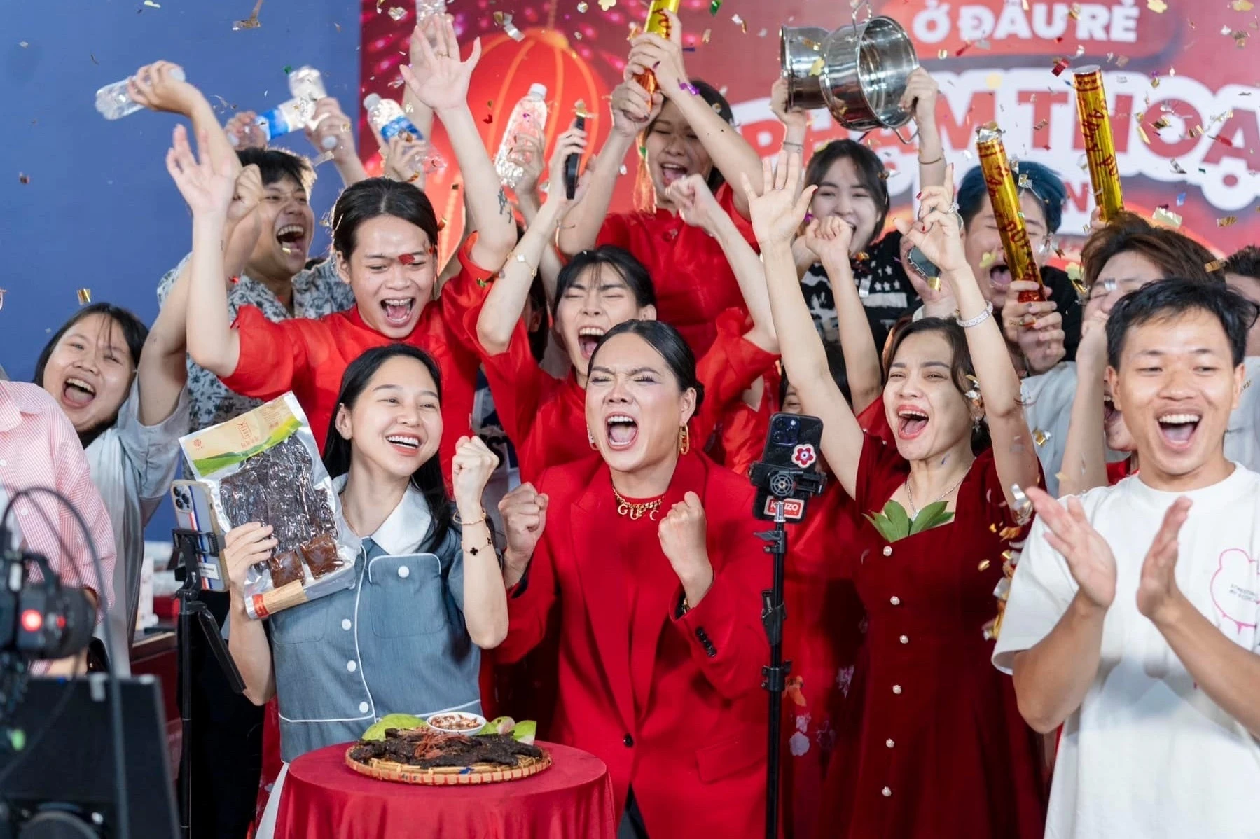 Các xưởng livestream ở Việt Nam đang hoạt động ra sao?