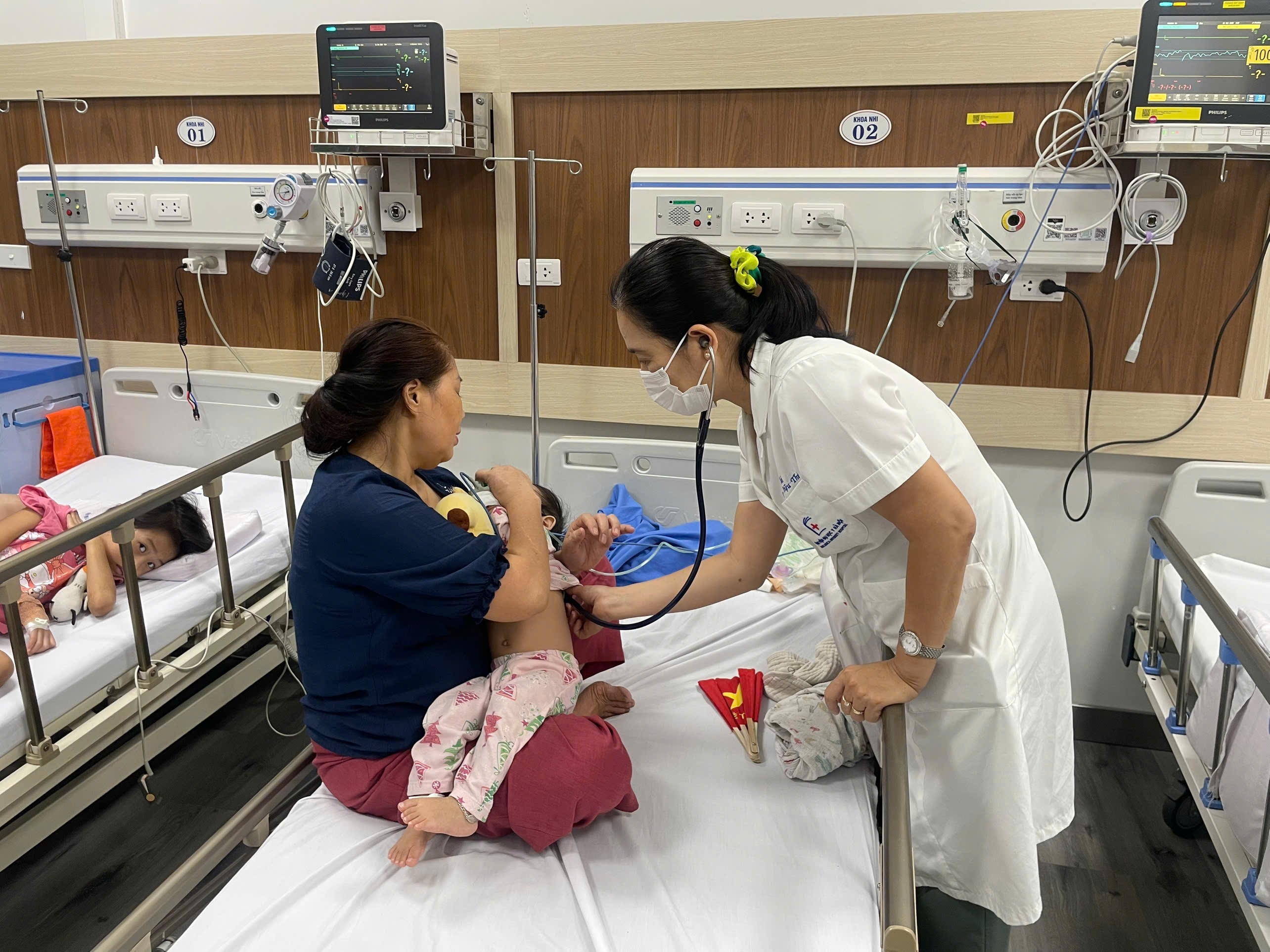 Giao mùa, trẻ mắc bệnh về hô hấp tăng, nhiều ca biến chứng nặng