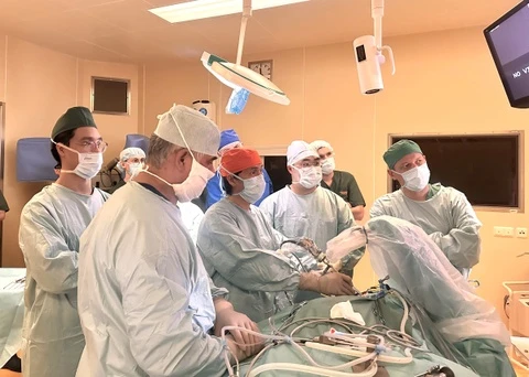 Bác sĩ Việt Nam mổ nội soi thị phạm tại Liên bang Nga