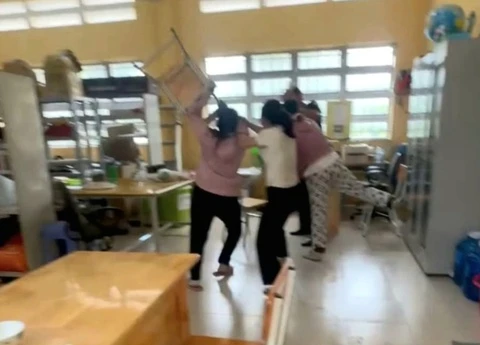 Phụ huynh hành hung giáo viên sẽ bị xử lý thế nào?