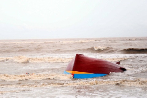 Chìm tàu cá trên biển, 6 ngư dân may mắn được cứu sống