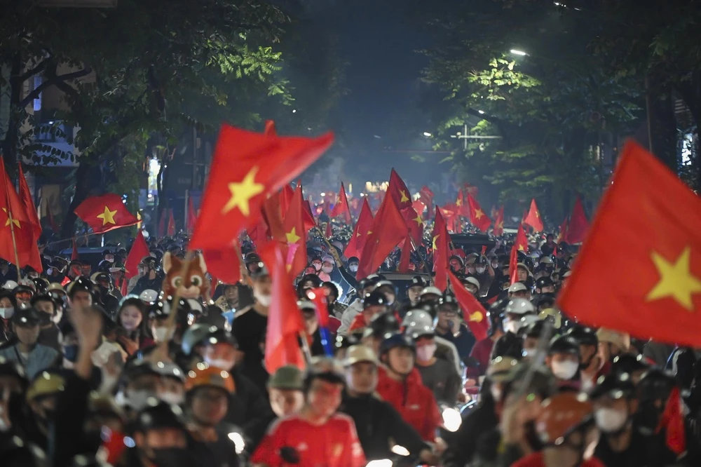 Đêm không ngủ của người hâm mộ bóng đá Việt Nam