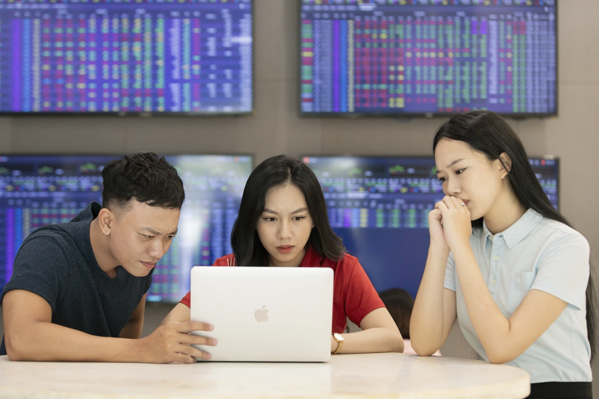 Nhà đầu tư 'ngó lơ' chứng khoán