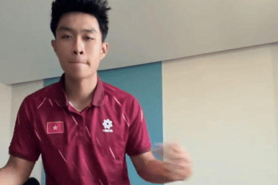 Hình ảnh hài hước của Lý Đức, Trần Trung Kiên trước khi U22 về nước