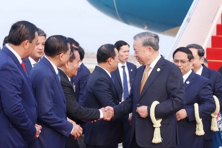 Tổng Bí thư đến sân bay Techo, bắt đầu thăm Campuchia