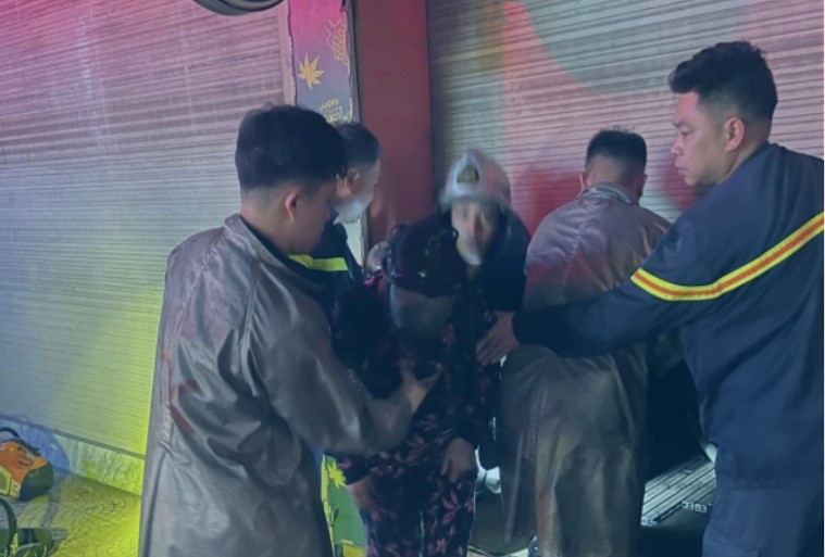 Cứu 3 người kẹt trong vụ cháy lúc rạng sáng