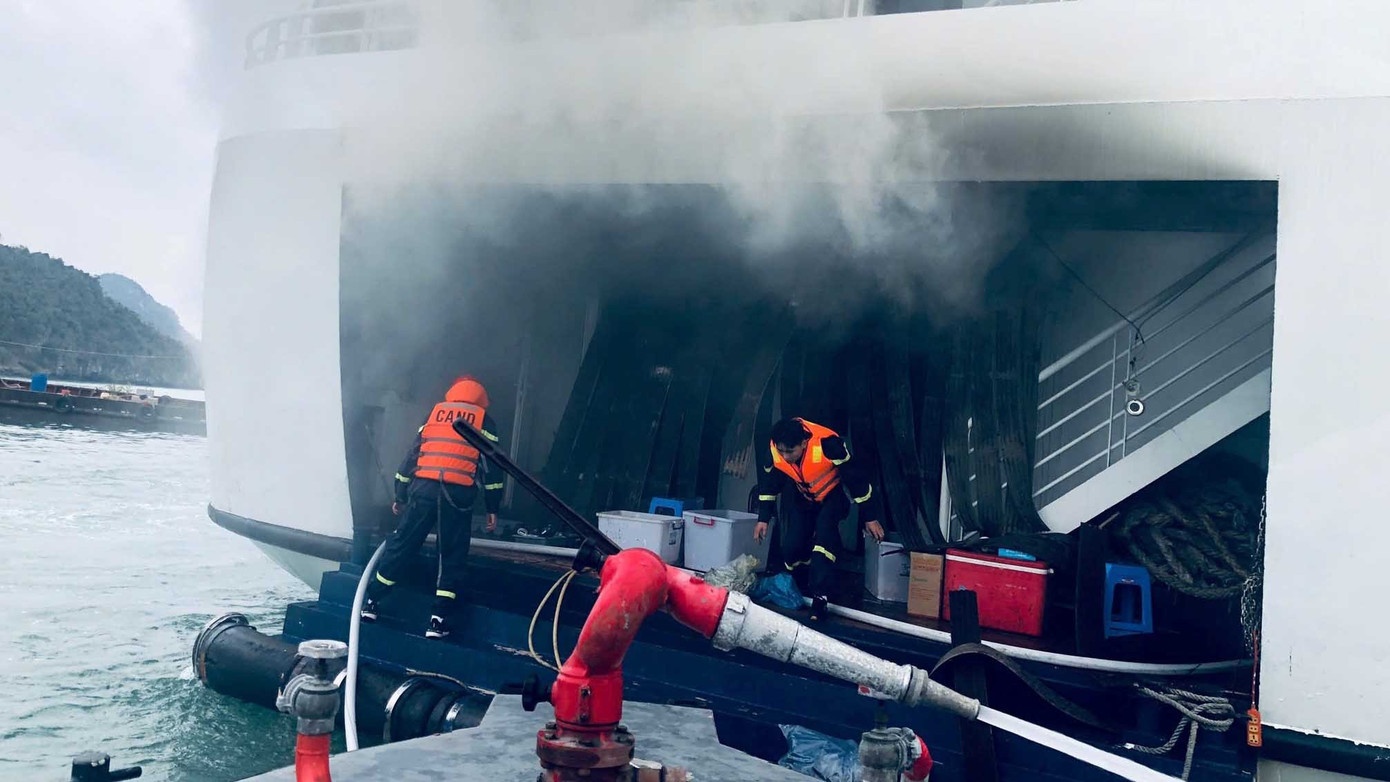 Tàu du lịch ở Cát Bà bốc cháy, 32 người được giải cứu kịp thời