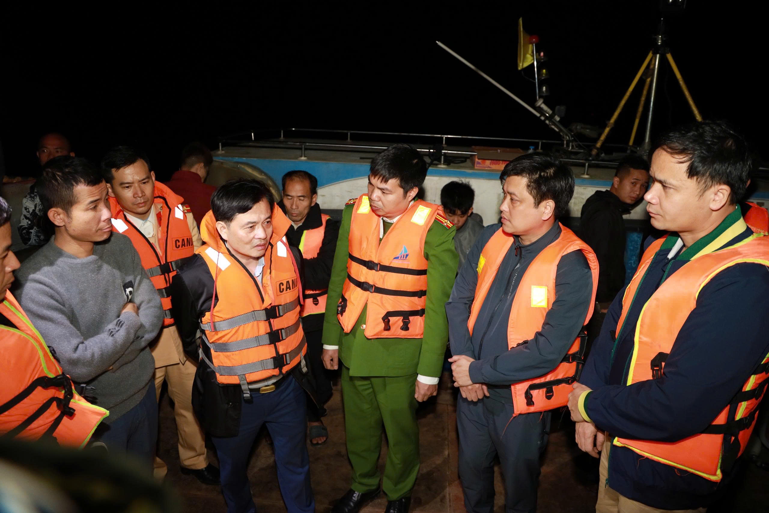 Nỗ lực xuyên đêm tìm kiếm các nạn nhân trong vụ TNGT tại hồ Thác Bà