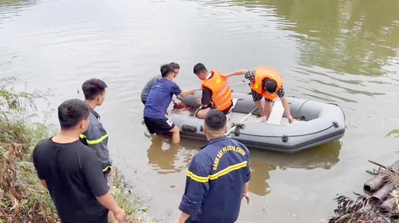 Mẹ con cùng đuối nước tử vong dưới đập