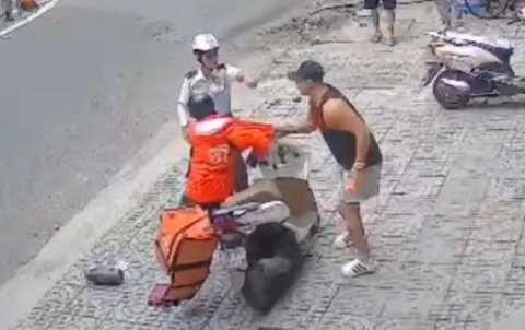 Bắt tạm giam người đàn ông hành hung nữ shipper ở TP.HCM