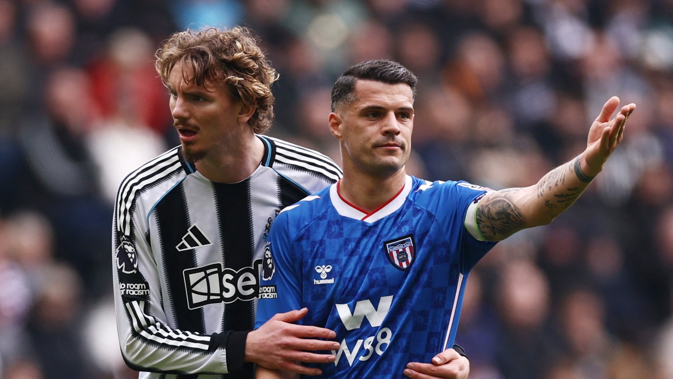 Trận cầu hỗn loạn ở Premier League