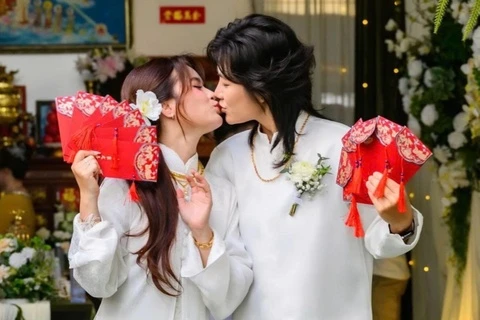 Hai cô gái hẹn hò từ cấp 2, cưới sau 15 năm yêu nhau gây sốt