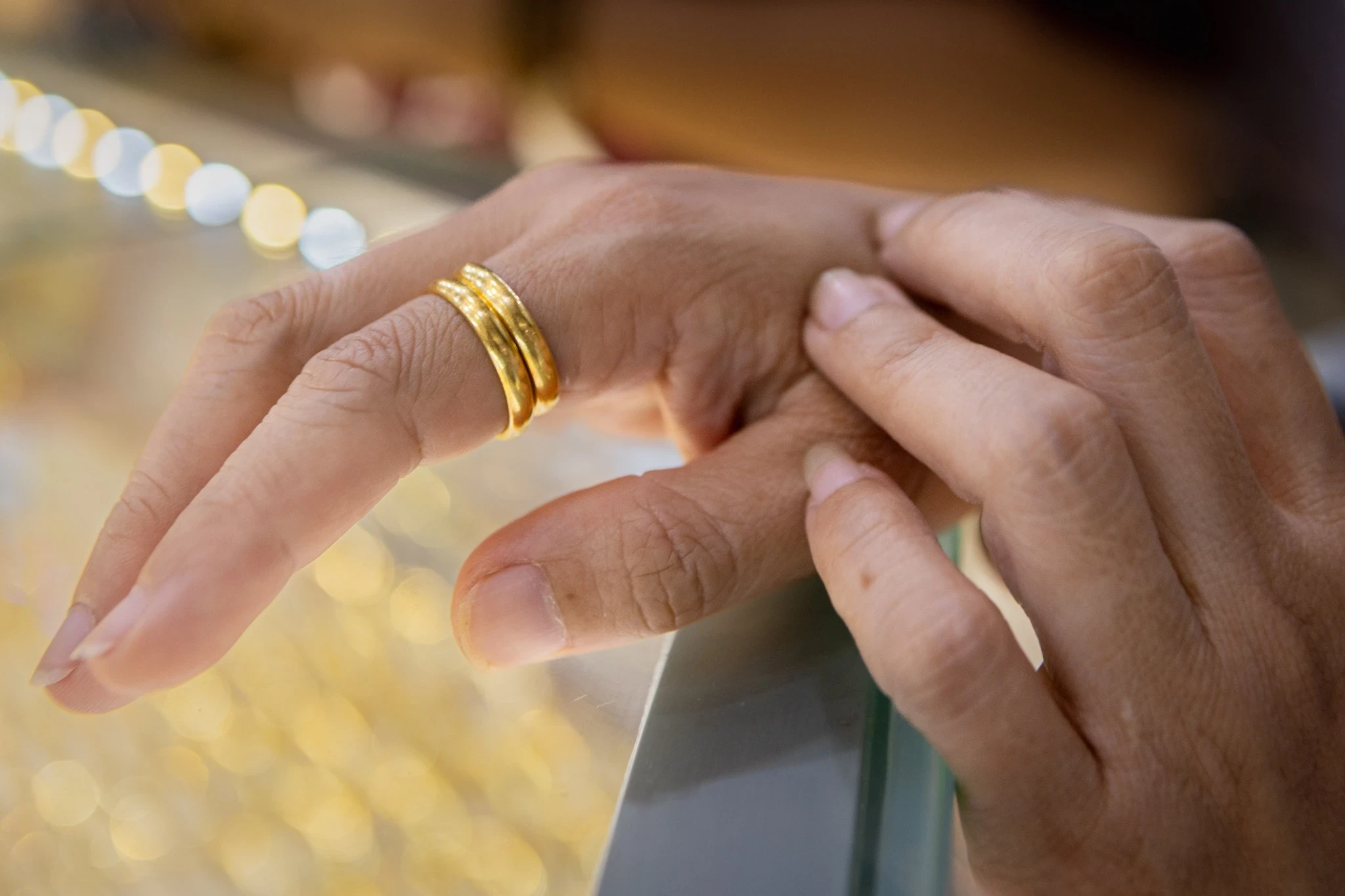 Lỗ nặng vì vàng