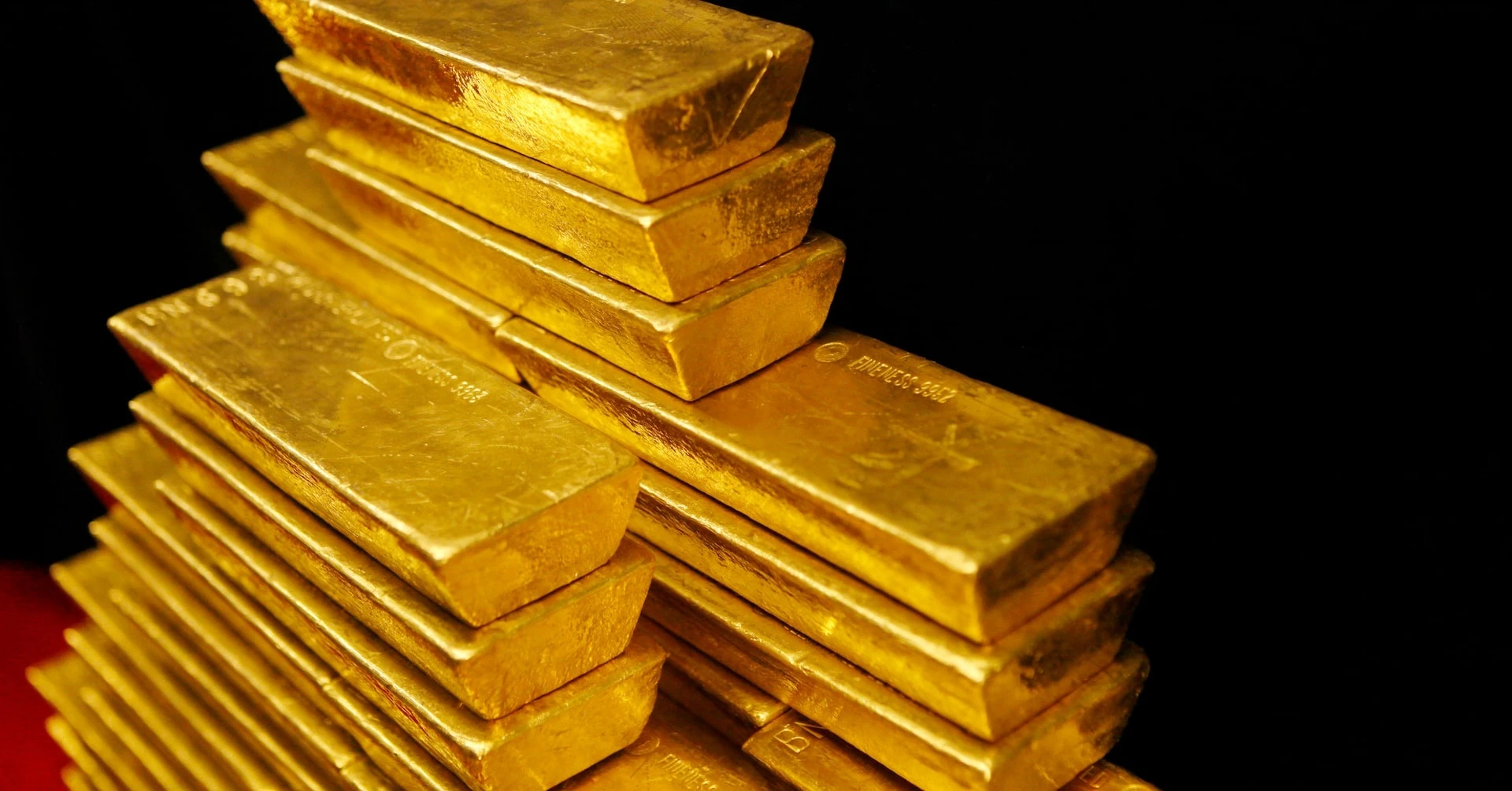 Giá vàng thế giới vượt 4.700 USD/ounce