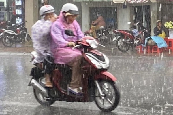 Cảnh báo mưa dông kèm lốc sét, mưa đá ở Bắc Bộ từ chiều tối 3/4