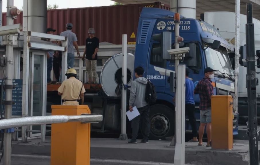 Hai cuộn thép đứt xích, rơi khỏi xe đầu kéo ở TP.HCM