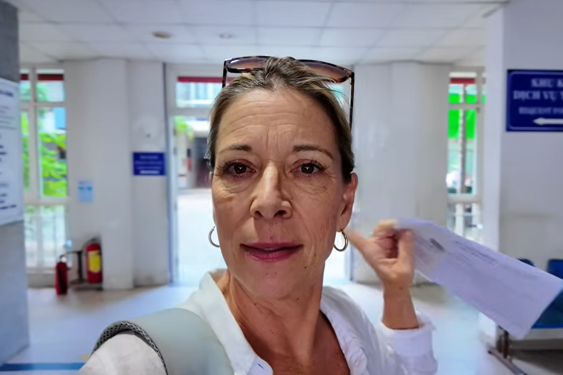 Khách Mỹ ngỡ ngàng cầm hóa đơn 45.000 đồng sau khám mắt tại Việt Nam