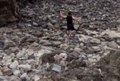 Khoảnh khắc người đàn ông chạy như bay cứu nam sinh đuối nước