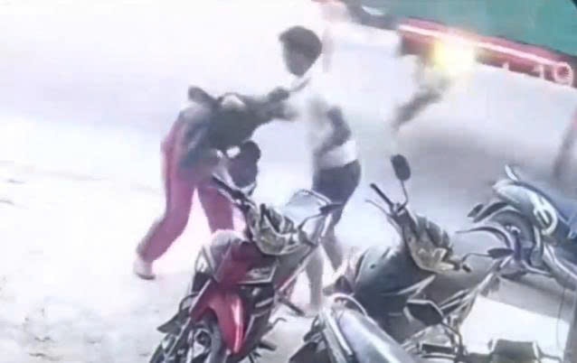 Đang đi đường, một phụ nữ bị chặn lại hành hung