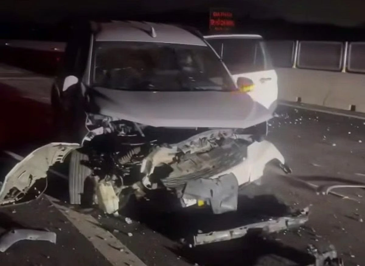 Xe 7 chỗ gặp nạn trên cao tốc chưa mở