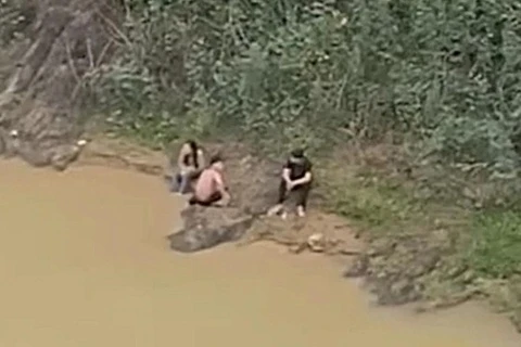 Hai nam sinh liều mình lao xuống sông cứu bạn nữ nhảy cầu