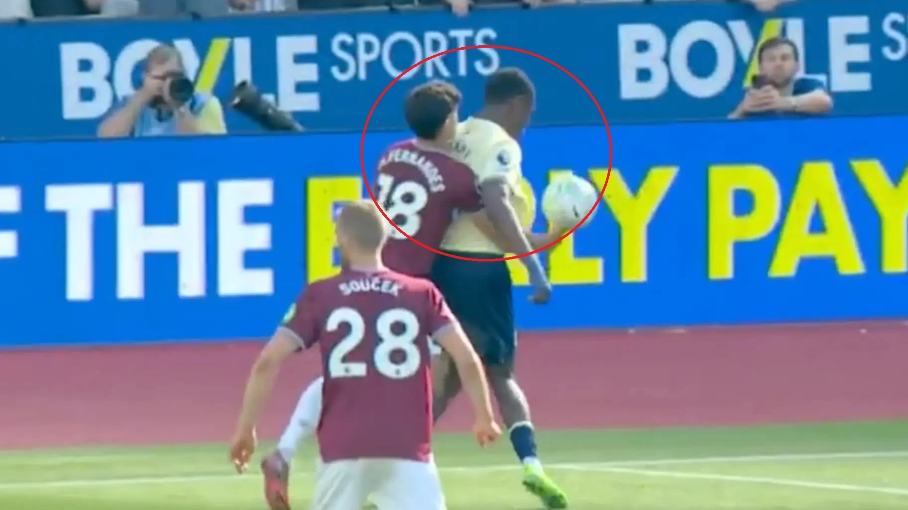 Quyết định gây phẫn nộ có thể khiến Tottenham rớt hạng