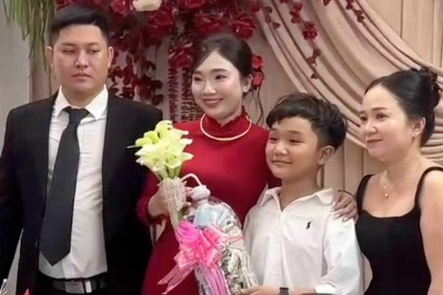 Cô dâu bật khóc khi thấy số 'tiền mừng' từ em họ trong ngày cưới