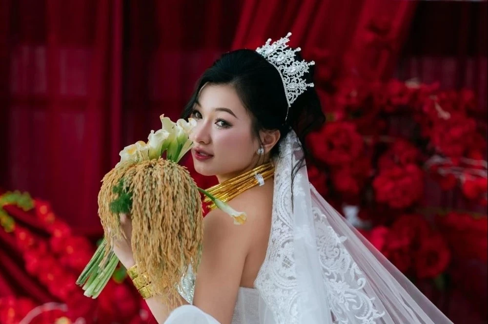 Bó hoa cưới kết từ 'lúa chín cúi đầu' của cô dâu miền Tây gây sốt MXH