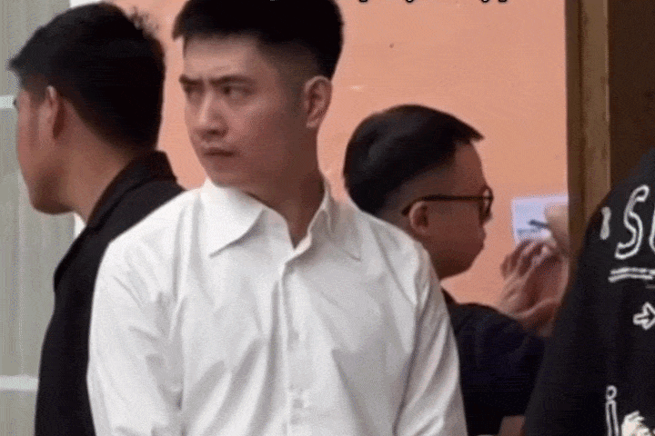 Chồng công an phụ vợ tổ chức đám cưới, ánh mắt 'soi khách' gây sốt