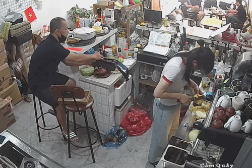Cảnh khách lục túi trộm 8 triệu đồng lúc chủ quán mải pha đồ uống