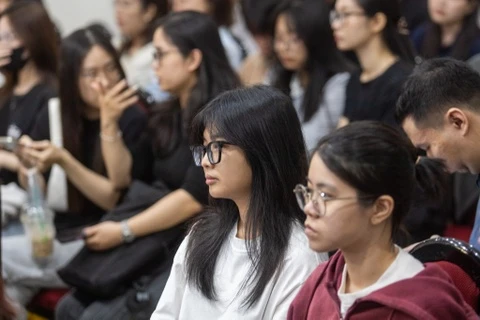 Người trẻ TP.HCM miệt mài 'cày' tiếng Trung sau giờ làm