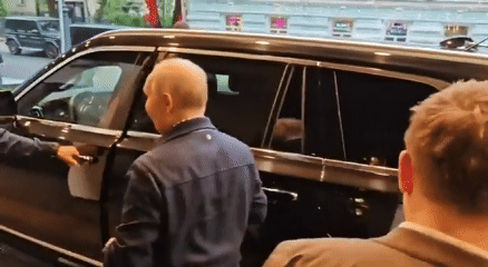 Tổng thống Putin tự lái xe bọc thép đón cô giáo cũ vào Điện Kremlin