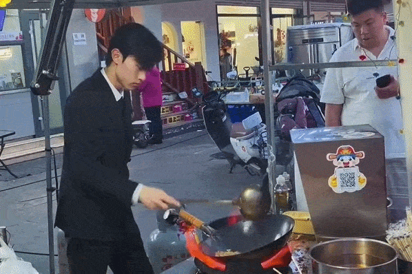 'Tổng tài cơm chiên' nổi tiếng sau một đêm ở Trung Quốc