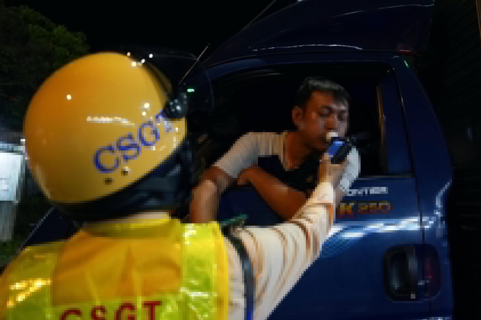 CSGT 'đột kích' chợ Bình Điền, phát hiện tài xế không GPLX, dương tính ma túy